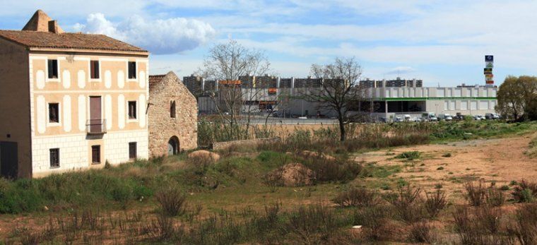L'ermita amb el polígon Sant Pau i l'Ikea, al final