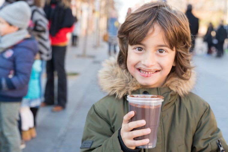 Un infant cerdanyolenc durant una xocolatada a la plaça de l'Abat Oliba. FOTO: Arxiu