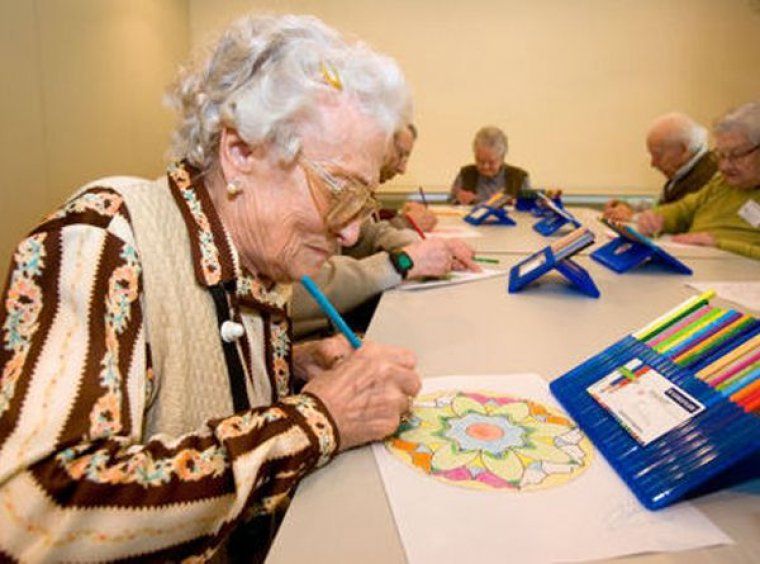 Imatge d'arxiu d'un taller d'arteràpia