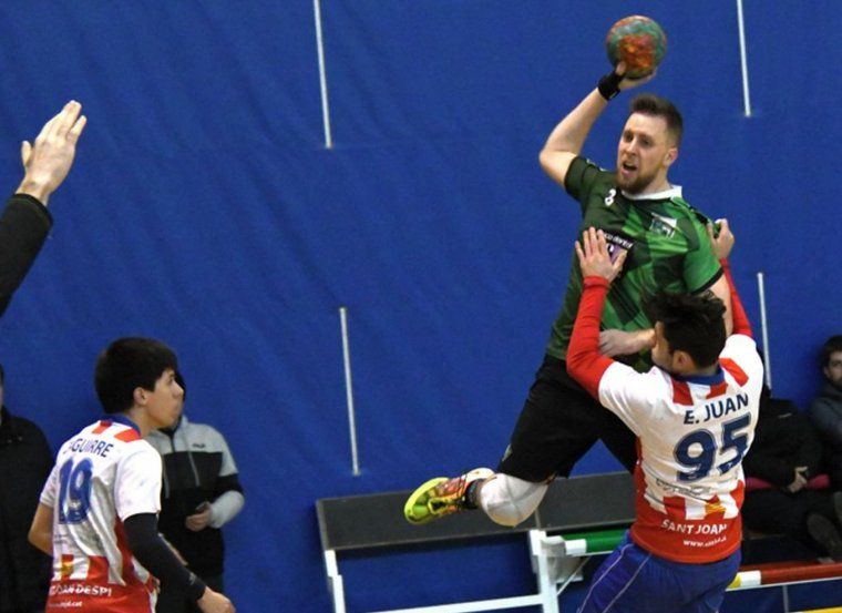 El Cerdanyola Implant d'handbol durant partits anteriors El Cerdanyola Implant d'handbol durant partits anteriors