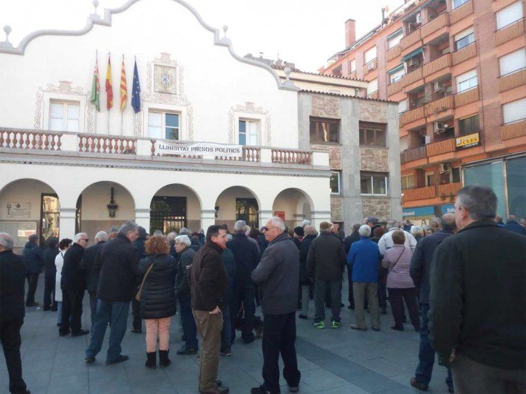 Concentració de pensionistes davant l'Ajuntament de Cerdanyola el 2018. Foto: Arxiu
