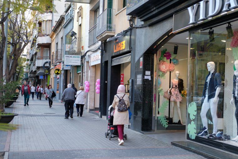 L'Avinguda de Catalunya de Cerdanyola, una de les zones comercials de la ciutat