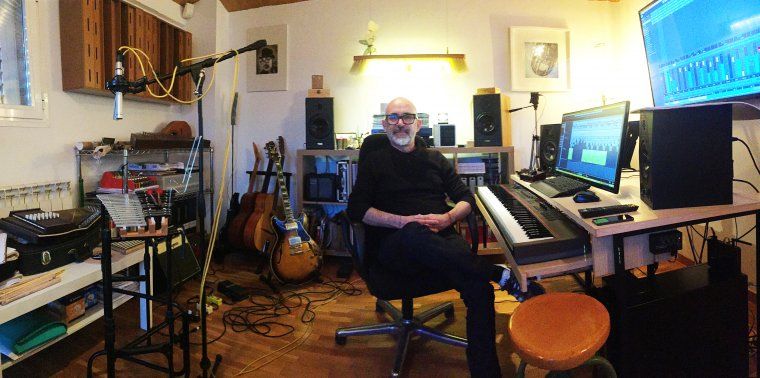 Manel Gil-Inglada, al seu estudi de gravació