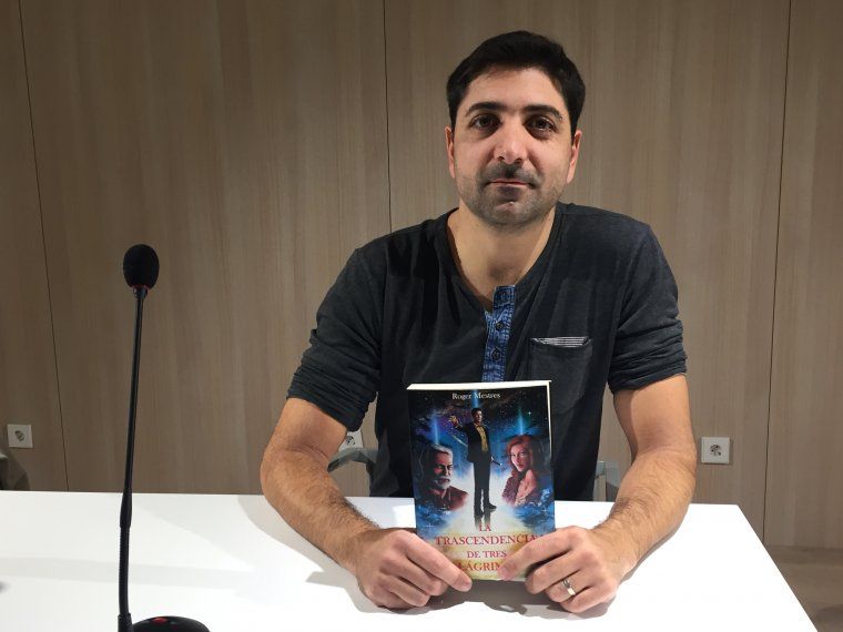 Roger Mestres amb un exemplar del seu llibre