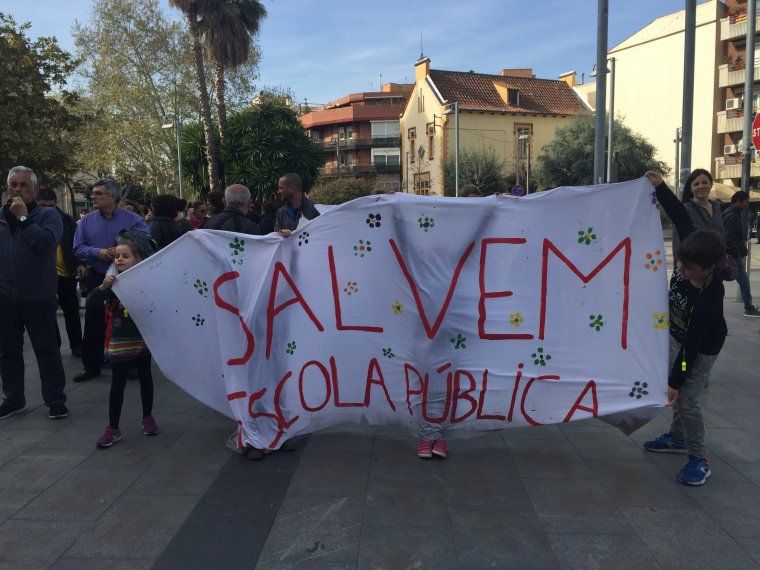 Moment de la manifestació de l'Escola Saltells en contra del tancament d'un grup de P3
