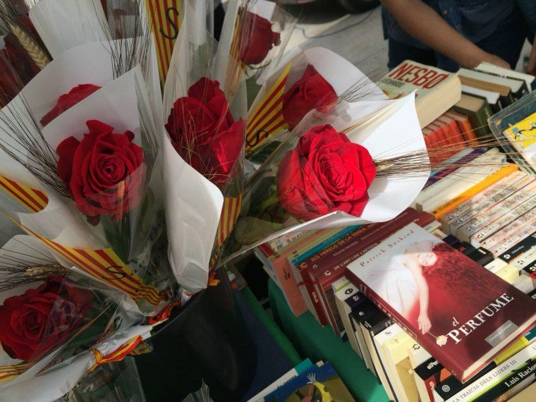 Llibres i roses per celebrar Sant Jordi a Cerdanyola