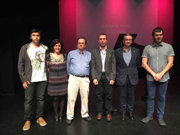 Els premiats amb la regidora Vila i l'alcalde Escolà