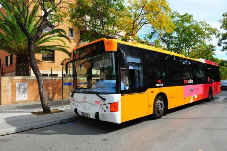 Autobús de la línia e3 al centre de Cerdanyola Autobús de la línia e3 al centre de Cerdanyola