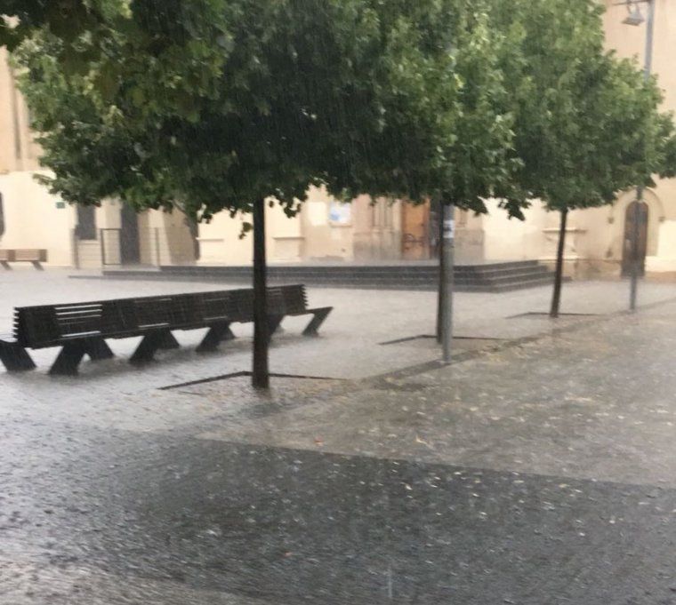 Pluja a la plaça de l'Abat Oliba