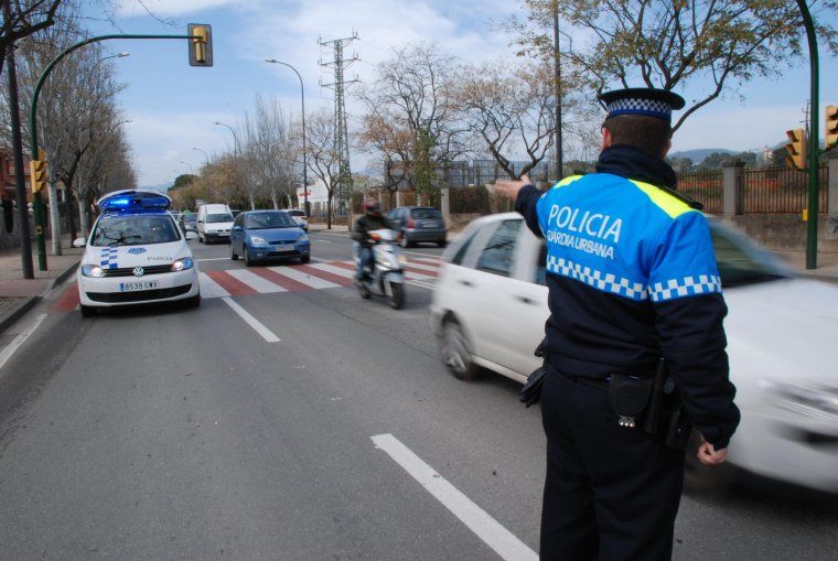 Un policia dirigint el trànsit en una imatge d'arxiu Un policia dirigint el trànsit en una imatge d'arxiu