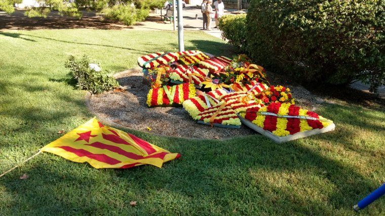 Ofrenes florals de partits i entitats durant la Diada de 2017