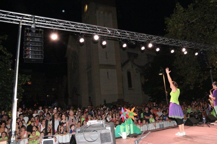 Helena Bagué a l'escenari començant l'espectacle