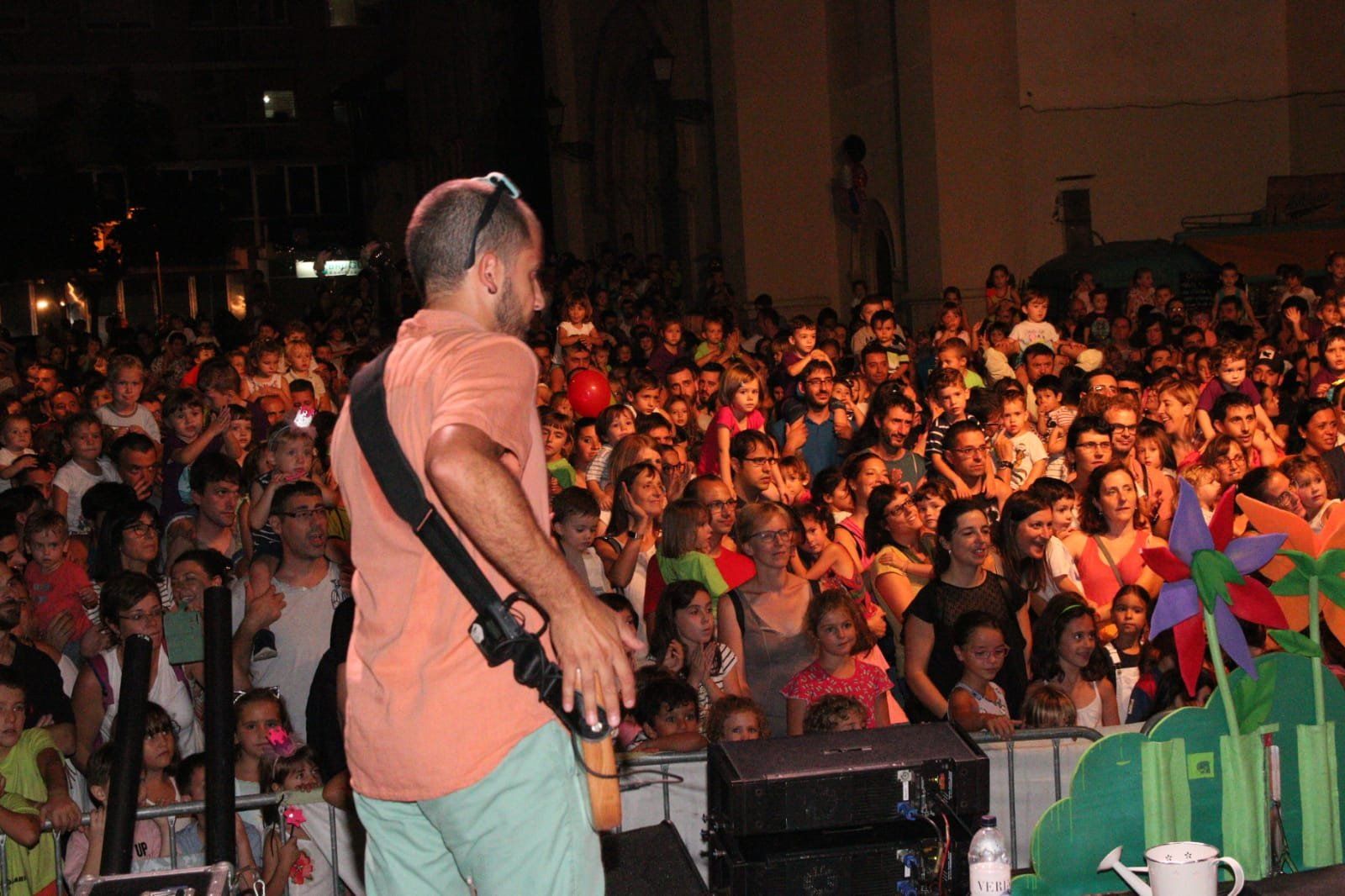 El FIT ha arribat a omplir la plaça de l'Abat Oliba d'infants i famílies per participar en activitats i concerts. FOTO: TOT