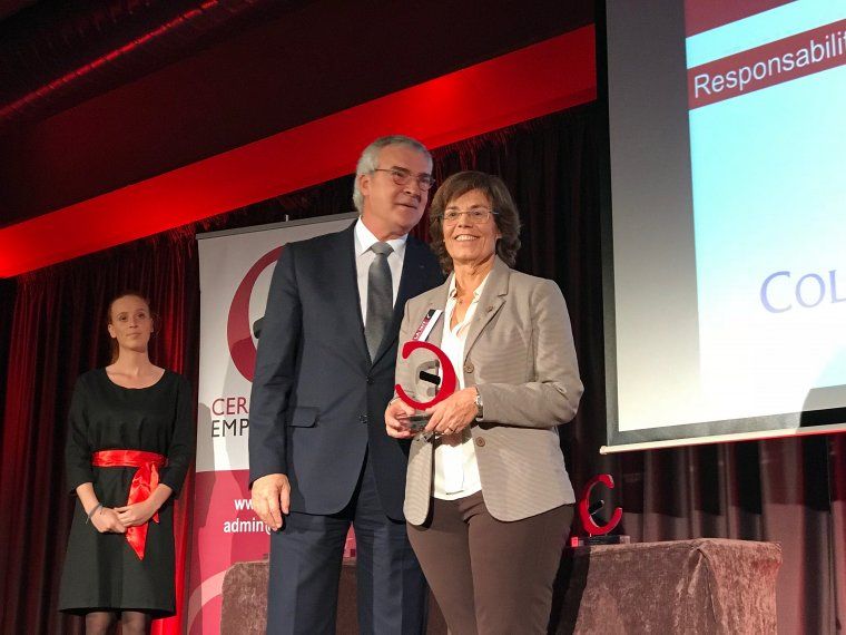 La directora del Col·legi Montserrat, Montserrat González, va recollir el guardó.