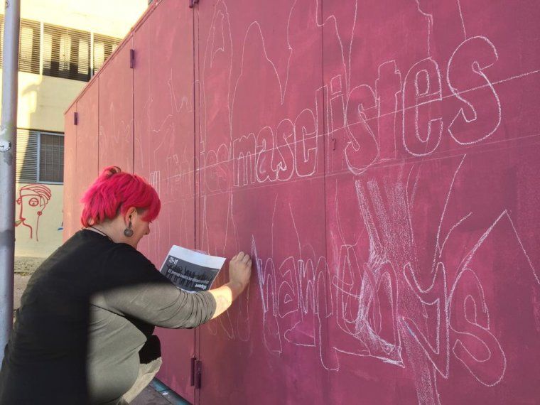 Pintant el mural del Casal de Joves. FOTO: Arxiu