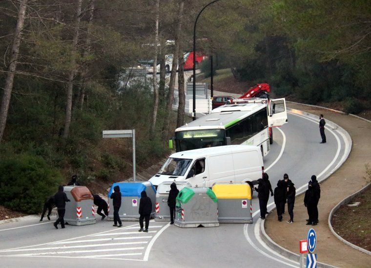 Un dels piquets que s'ha concentrat a les rotondes per impedir el pas de vehicles a la UAB