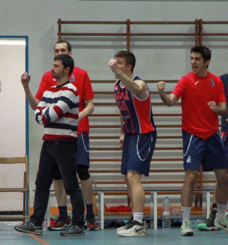 Jordi Cornellà, davant amb els braços creuats, quan era entrenador del CB Gavà