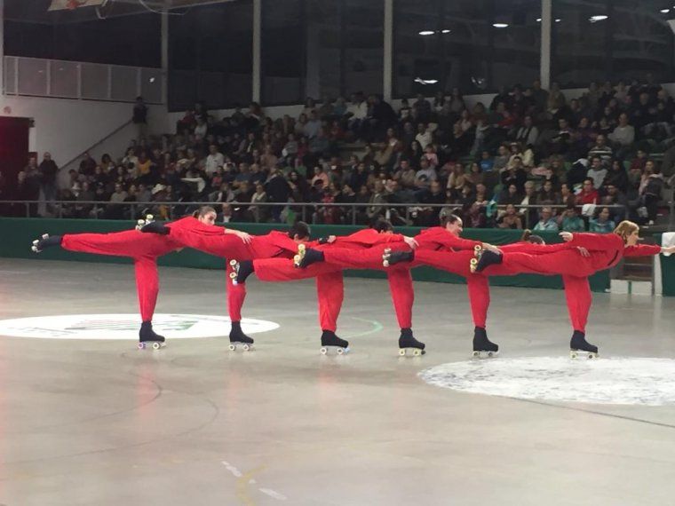 Patinadors del CPA Cerdanyola interpretant la Casa de Papel
