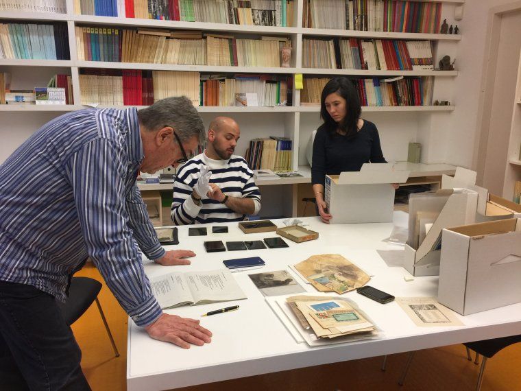 Membre del GREC treballant al Museu de Ca N'Oliver