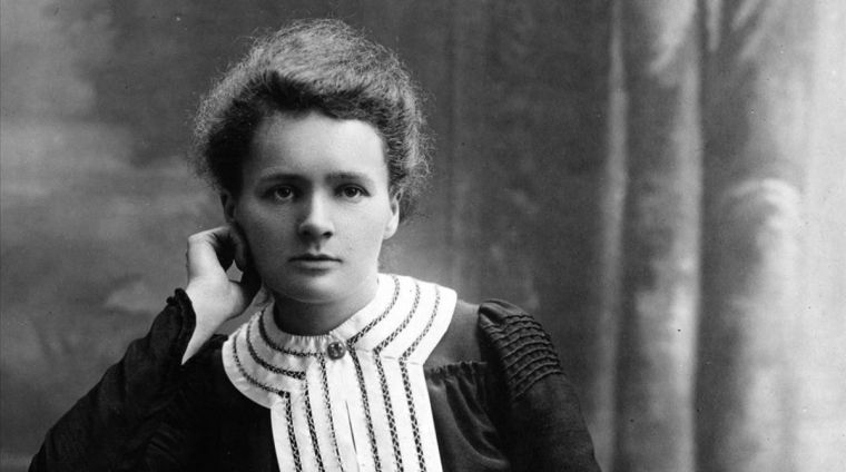 Marie Curie fou una científica polonesa que va ser pionera en el descobriment en la Radioactivitat