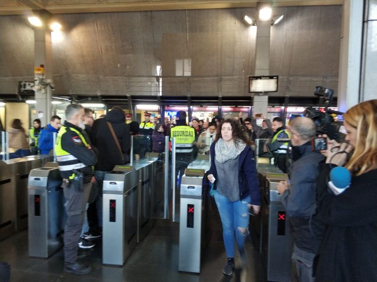 Accés a l'estació de Rodalies a Sant Andreu Arenal durant la vaga de bitllets