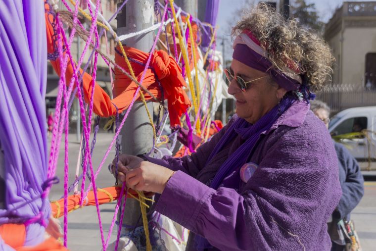 Dona fent més nusos per vestir de feminisme la ciutat. FOTO: Arxiu