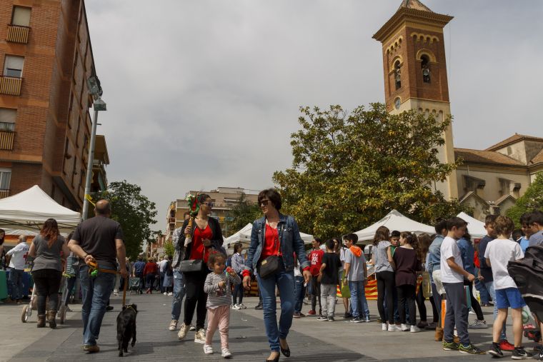 Foto d'arxiu de la plaça de l'Abat Oliba durant Sant Jordi. 