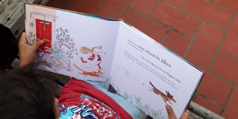 Imatge d'un infant llegint. FOTO: Arxiu