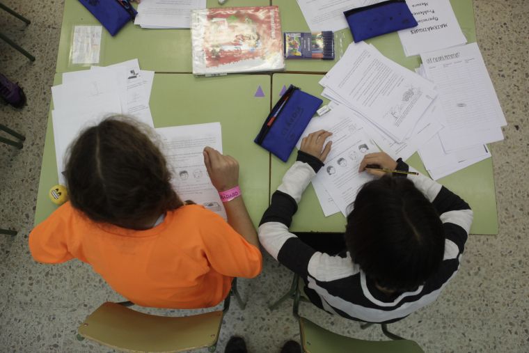 Dos alumnes a l'escola