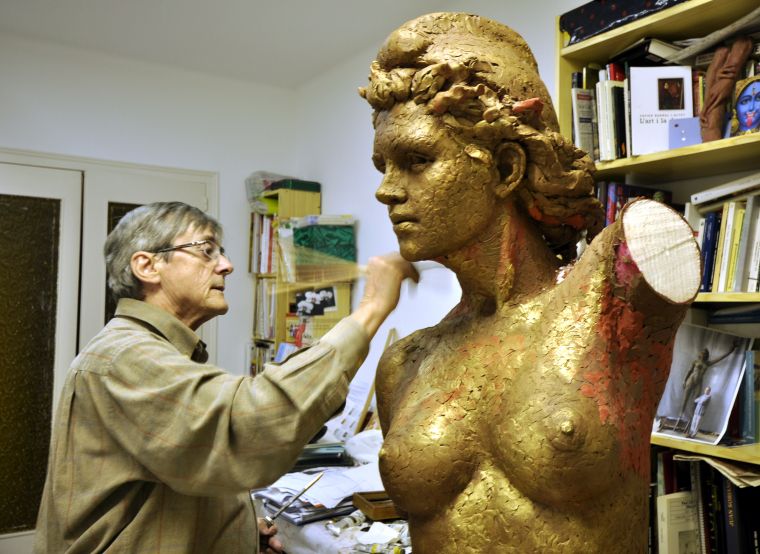 Salvador Mañosa escolpint