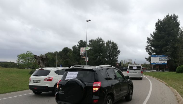 Els vehicles portaven pancartes a les finestres posteriors