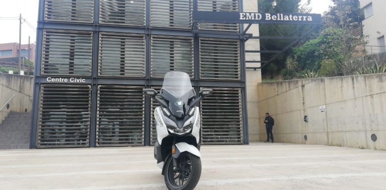 La motocicleta dels agents cívics de l'EMD, aparcada davant el Centre Cívic