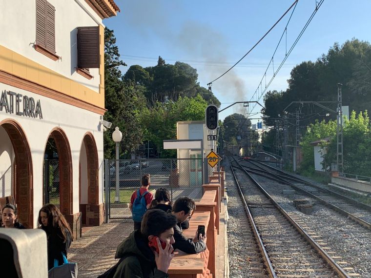 Incendi de les vies vist des de l'estació de Ferrocarrils de Bellaterra Incendi de les vies vist des de l'estació de Ferrocarrils de Bellaterra