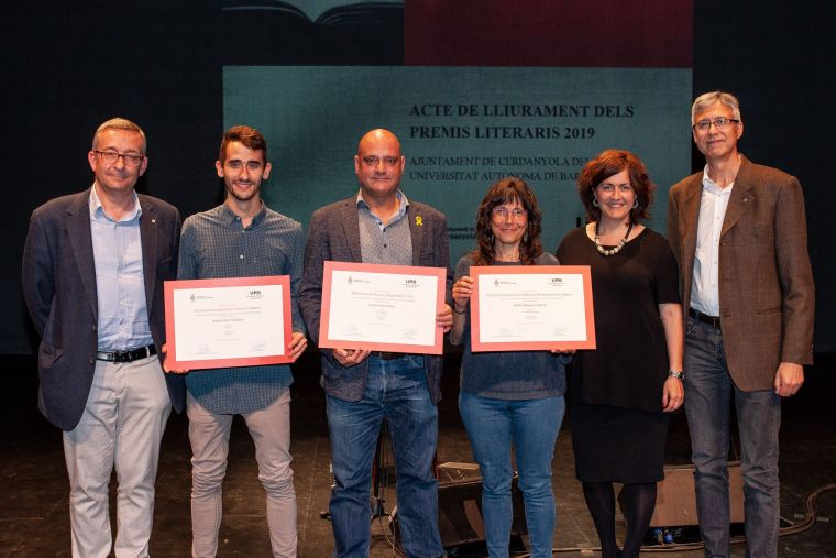 Els guanyadors dels Premis Literaris juntament amb els representants de la UAB i l'Ajuntament