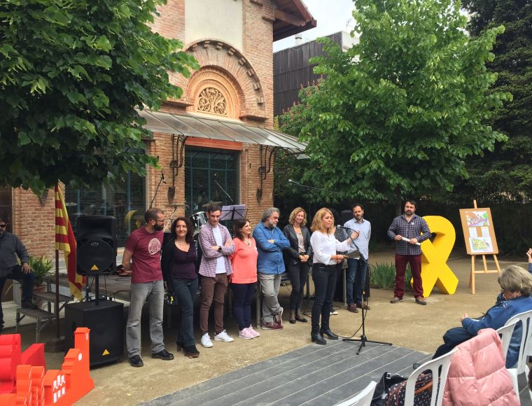 Helena Solà i el seu equip al pati del MAC durant l'acte central de campanya Helena Solà i el seu equip al pati del MAC durant l'acte central de campanya