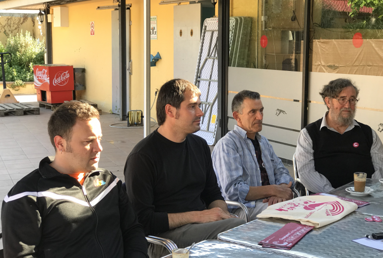 Carles Escolà, al centre, reunit amb veïns de Montflorit