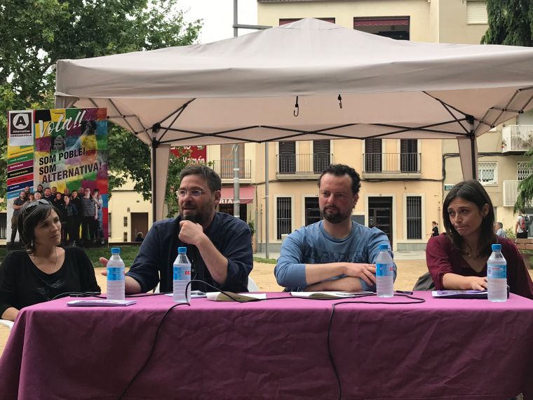 Fachín, amb el micròfon, durant l'acte de Som Alternativa acompanyat de Jordi Haro i Mercè Cisneros
