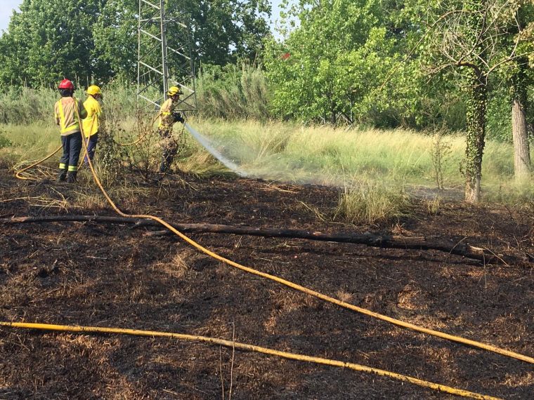 Els Bombers actuant en un incendi de Cerdanyola (imatge d'arxiu)