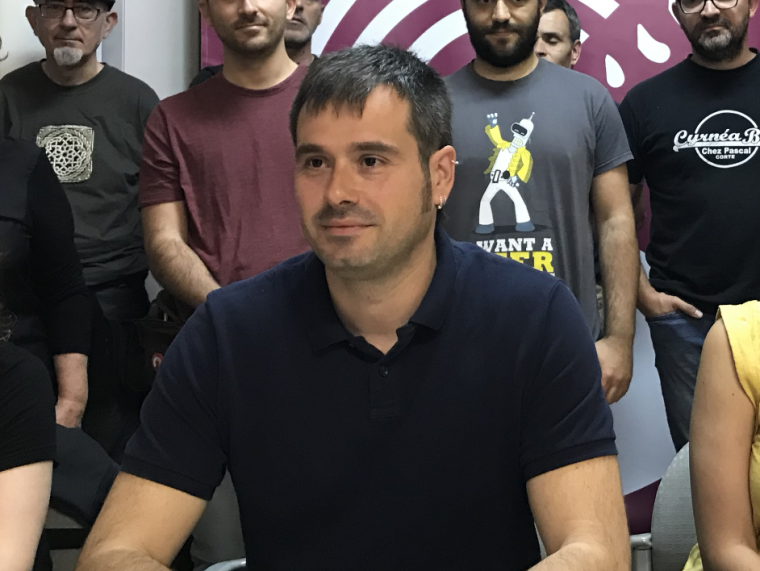 Carles Escolà en una roda de premsa a la seu de Guanyem Cerdanyola.