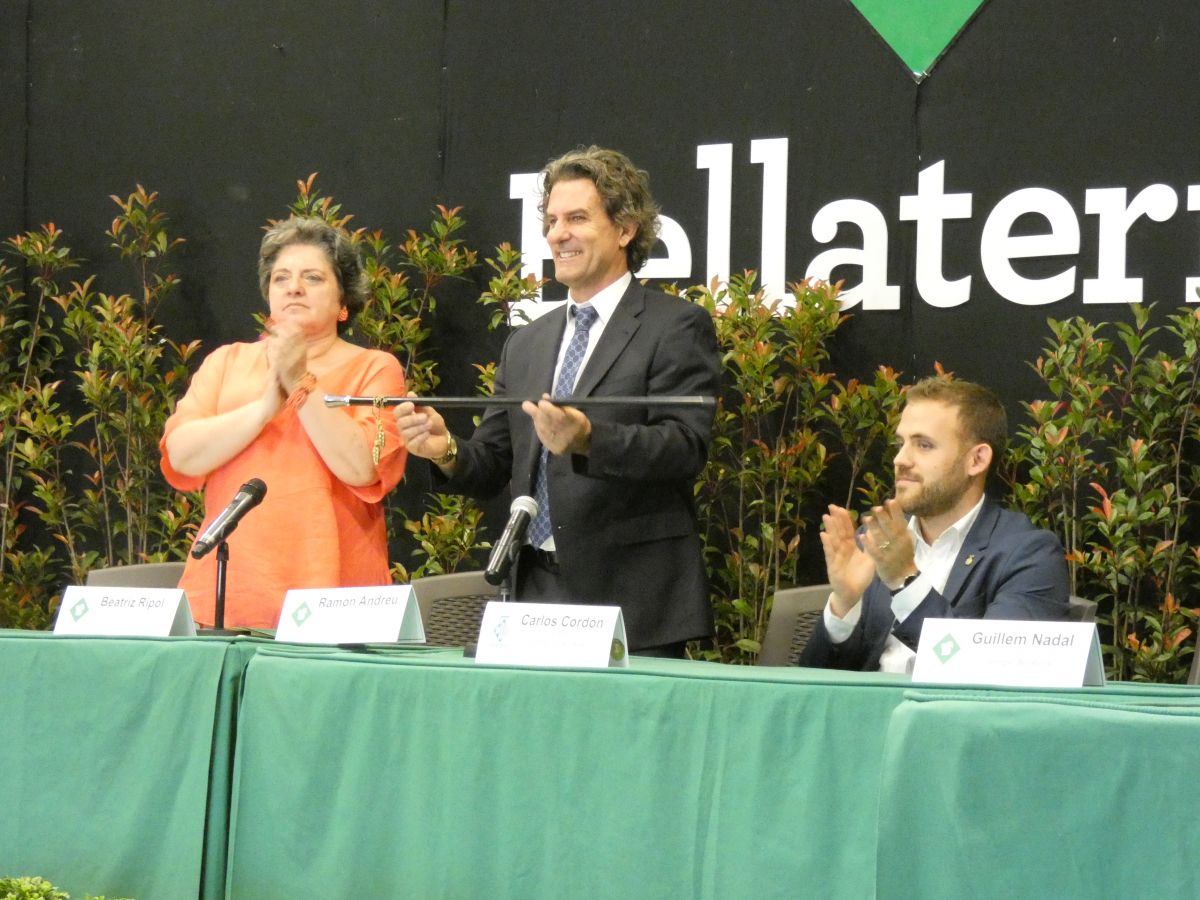 Ramon Andreu amb el bastó de president de l'EMD, a l'esquerra, la secretària i, a la dreta, el nou alcalde de Cerdanyola, Carlos Cordón