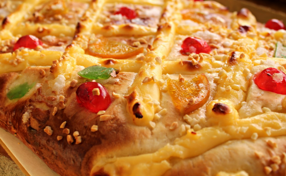 Coca de crema, pinyons i fruita confitada, típica de Sant Joan