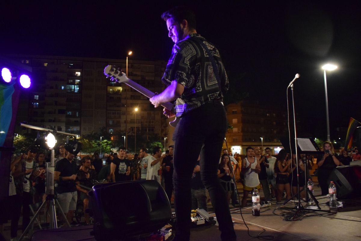 Gent dels 14 fins els 60 anys han pujat a l'escenari a tocar la seva música davant amics, familiars i els punks i rockers locals.  A la imatge, Carlos Aranda, guitarrista de Tupé.