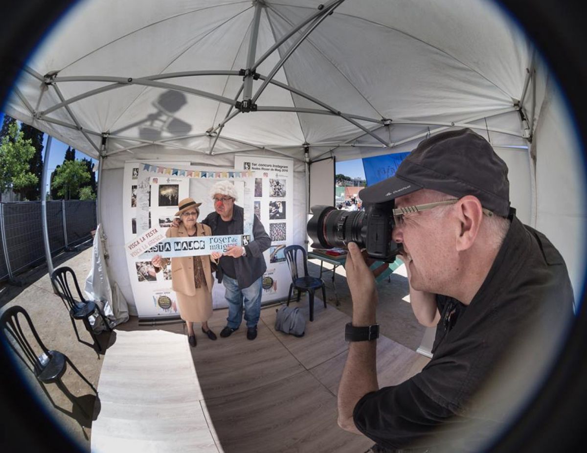 Un fotògraf d'Afocer durant el Roser de Maig