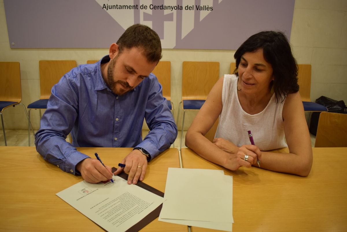 Cordón i Collado signant l'acord Cordón i Collado signant l'acord