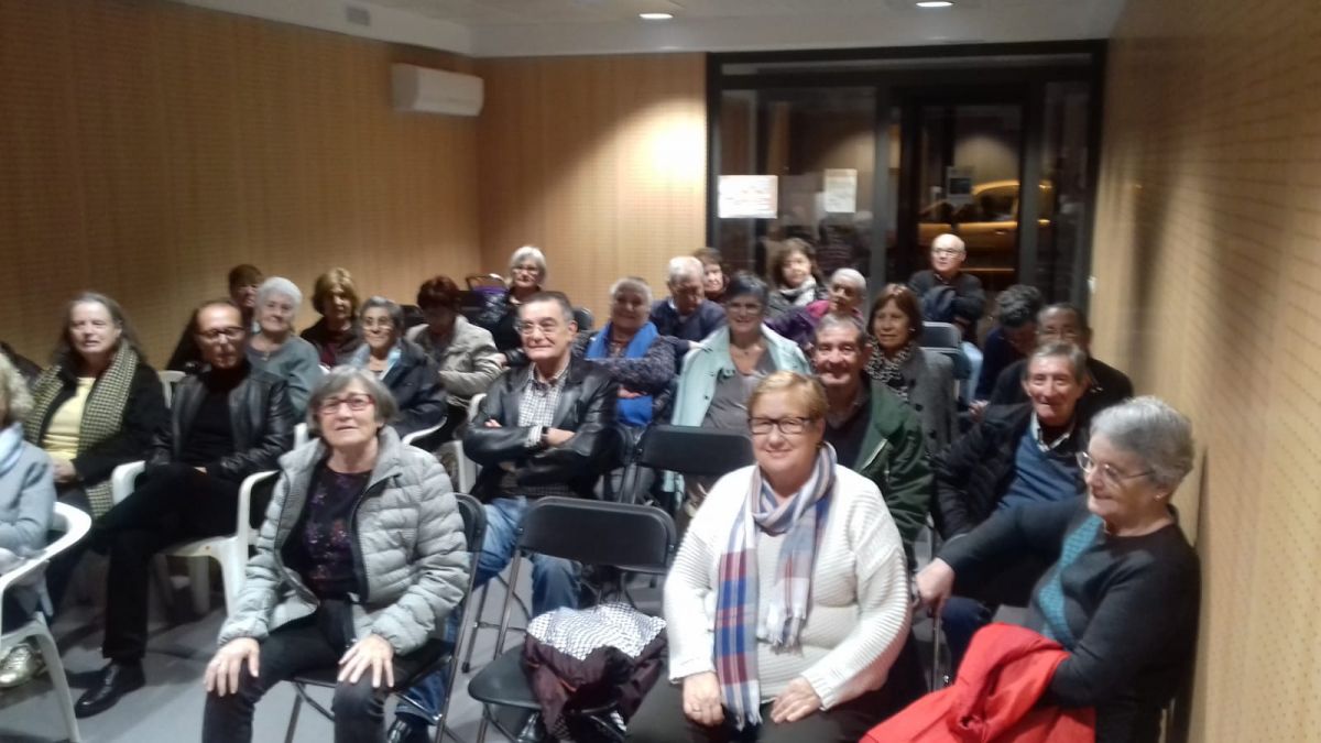 Les integrants de la Plataforma, durant una de les conferències que organitzen un divendres al mes.