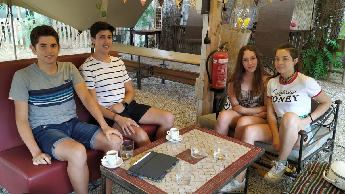 Membres de F4F Cerdanyola, durant l'entrevista amb el TOT. Per ordre d'esquerra a dreta: Jaume Montes, Andreu Gayà, Lucia del Pino i Amanda Carozzi