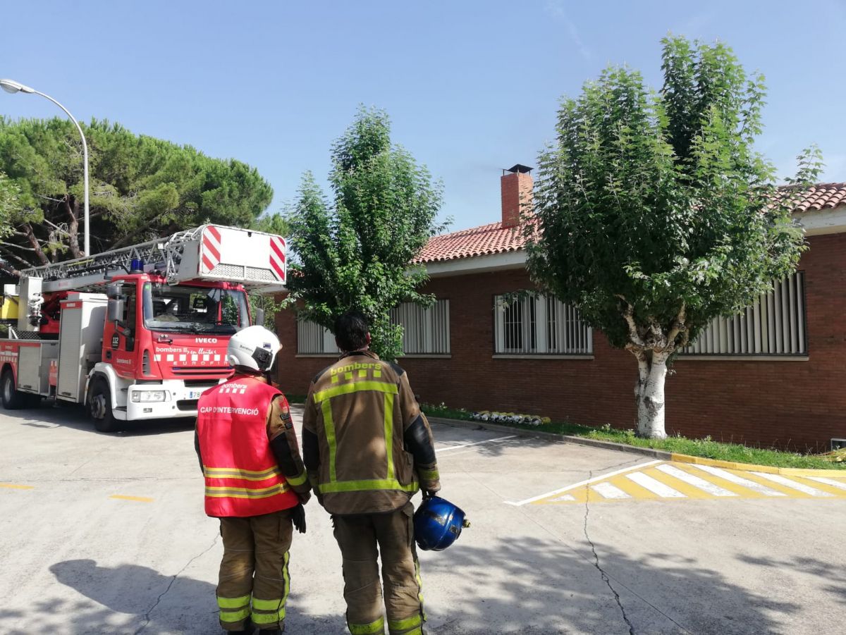 Bombers examinen un dels edificis de l'Escola La Vall