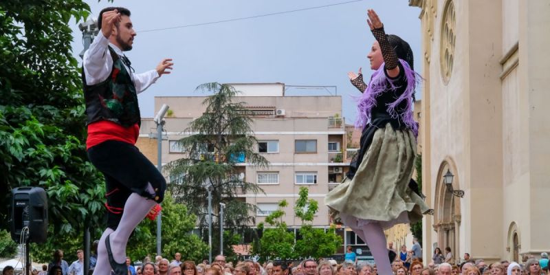 Membres de l'Esbart Joventut Nostra-Sant Jordi durant la seva actuació a la Tarda de Dansa Catalana
