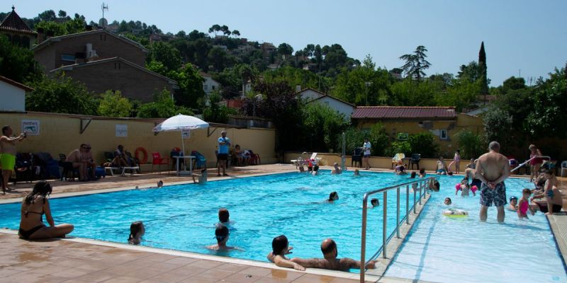 La piscina del Montflorit durant un dissabte de Festa Major / Arxiu