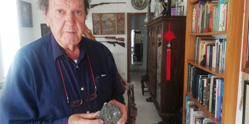 Gibert mostra un fragment del meteorit Pueblito de Allende